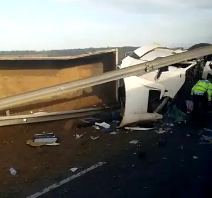 Camion cu nisip răsturnat