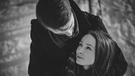 Căsătorie vs. Bani: Un nou studiu relevă ce este mai important pentru a fi fericit
