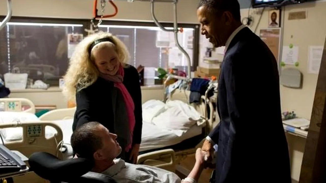 Băsescu l-a decorat pe militarul român vizitat de Obama