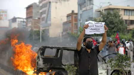 Proteste sângeroase în Nepal. 19 morți și peste 100 de răniți după INTERDICȚIA Facebook și YouTube. Guvernul a schimbat radical decizia