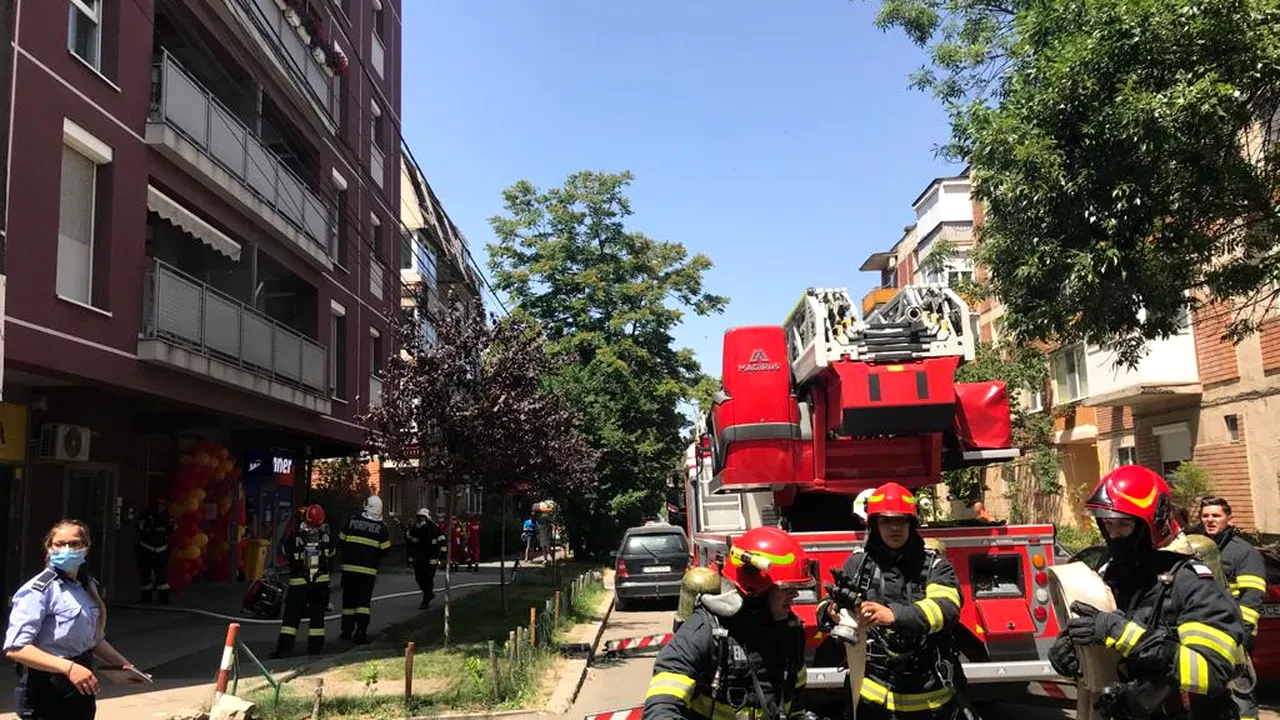 Aproape 30 de locatari ai unui bloc din Timișoara au fost evacuați, după un incendiu izbucnit la mansardă (FOTO)