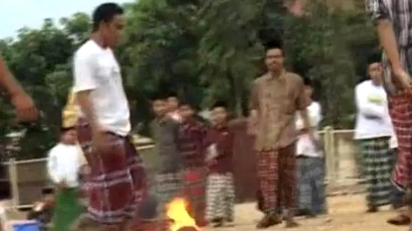 Fotbalul cu mingea de foc, jocul menit să-i întărească pe băieții din Indonezia. VIDEO