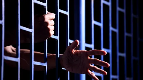 Un comisar de la Penitenciarul Tulcea le oferea deținuților, contra cost, telefoane mobile. Suma uriașă cerută pentru un astfel de serviciu