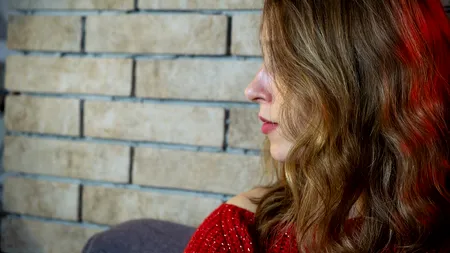 Două eleve, filmate în timp ce se iau la bătaie lângă un liceu din Bârlad. La agresiune a participat și mama uneia dintre fete