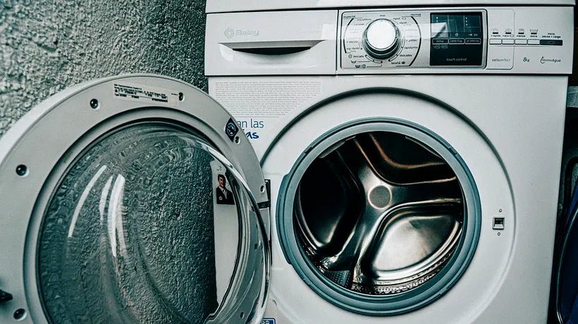 Cât detergent lichid se pune, de fapt, în mașina de spălat rufe. Unele gospodine adaugă PREA MULT