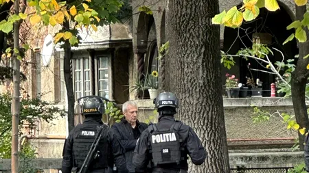 Imagini incredibile. Un bărbat din București amenință că își dă foc din cauza statului
