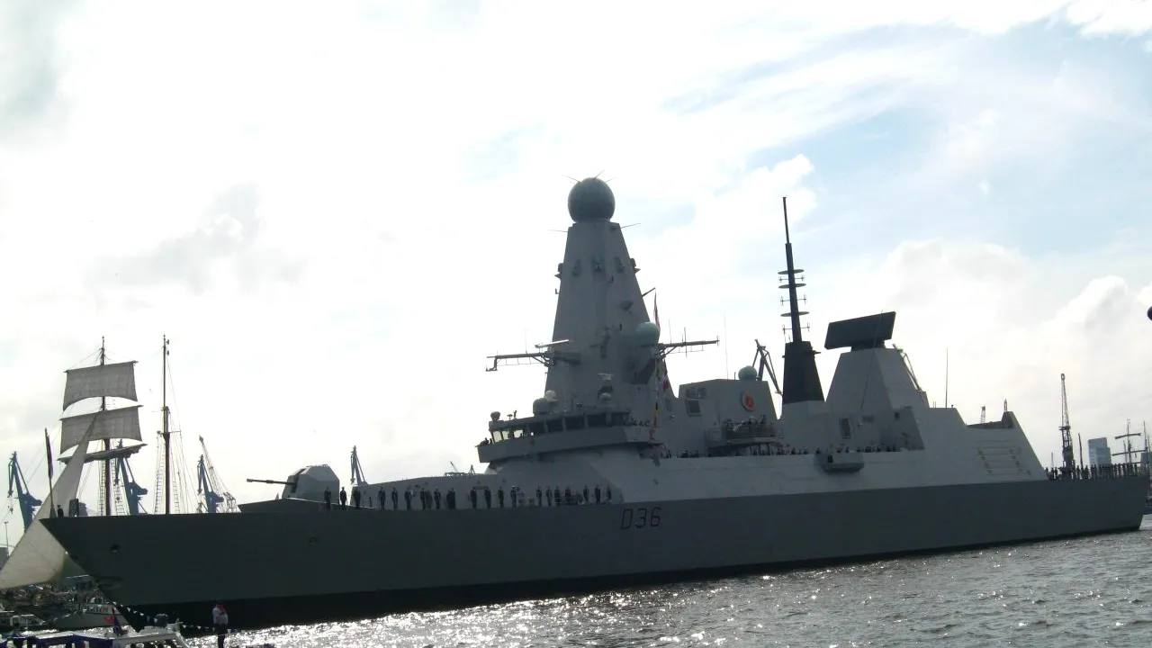 Incident armat în Marea Neagră. Forțele ruse au tras asupra unui distrugător britanic