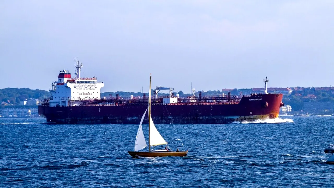 Copenhaga anunță reguli mai aspre privind petrolierele care trec prin apele daneze: 