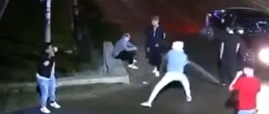 Incident șocant în Iași. TÂNĂR filmat în timp ce atacă violent un rival în plină stradă cu o scândură ruptă dintr-un gard