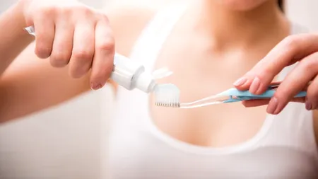 Un studiu arată că cei care nu se spală pe dinţi riscă să se îmbolnăvească de cancer. Românii, pe ultimul loc în UE la igiena dentară