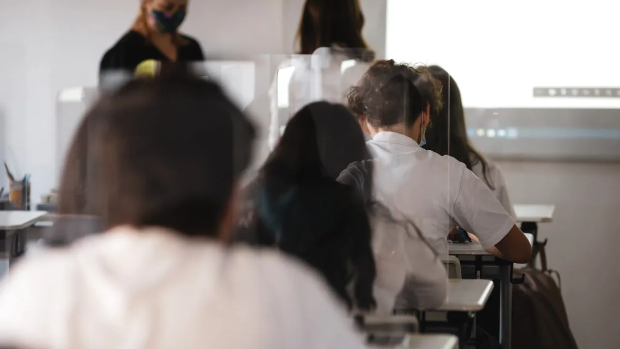 PMP: „Un alt val Covid care ia autoritățile prin suprindere. Păcat că la mijloc sunt mulți copii și tineri”