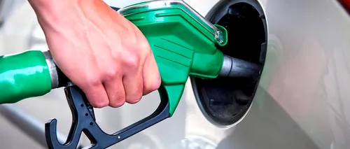 Petrolul se ieftinește de la o zi la alta, dar benzina rămâne tot scumpă! Când sunt așteptate ieftiniri și la pompă
