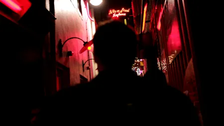 DESFRÂNARE. Românii fac schimb de parteneri. Cum a prins curentul swing în România: „La etaje, sunt camerele. Nu e nimic obligatoriu. Prezervativele sunt din partea casei