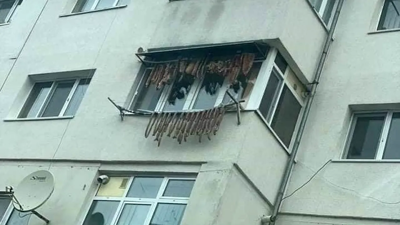 Decorațiuni neaoșe pentru un balcon din Gorj. Cârnați și slănină în loc de beteală și globuri: „Leagănul civilizației moderne