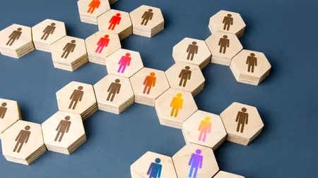 Tot mai puțini copii născuți și tot mai multe decese în România. Sporul natural rămâne negativ, potrivit datelor INS