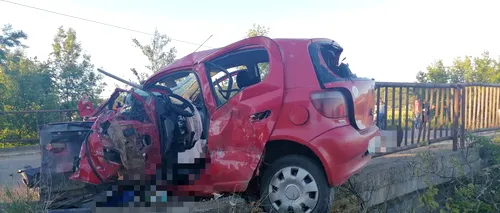 FOTO | Impact violent între două mașini, pe un drum din județul Bacău. O persoană a murit și alte trei au fost rănite