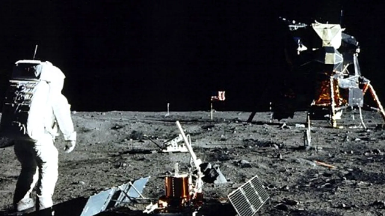 Prețul incredibil care a fost vândut singurul aparat foto care a ajuns pe Lună și a fost readus pe Terra