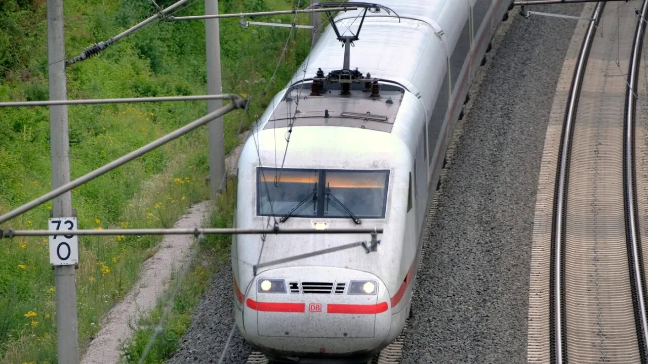 Un român a încurcat traficul feroviar în Germania. 22 de trenuri au avut întârzieri