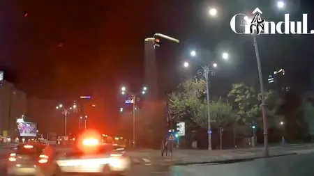 Gândul LIVE. Imagini video cu momentul în care polițiștii se țin de cap de durere, după ce au lovit o mașină în Piața Victoriei