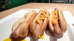 Cât a plătit un român pentru 3 hotdogi în IKEA. A crezut că este o eroare