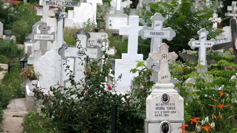 Un muncitor a murit într-un cimitir din Hunedoara, după ce utilajul pe care lucra s-a răsturnat peste el
