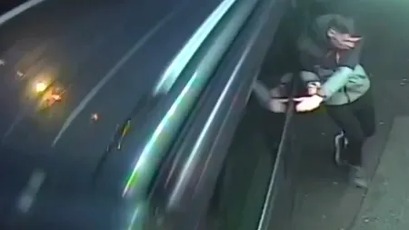 Clipe de groază pentru un tânăr boxer. Voia să intre într-un restaurant când a devenit victima colaterală a unui accident rutier. Momentul șocant a fost surprins de camerele de supraveghere 