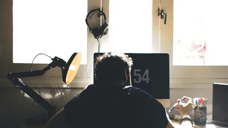 Experții avertizează. Ai putea să te infectezi cu COVID-19 chiar dacă nu intri în contact cu nimeni. Cum poți să reduci riscul