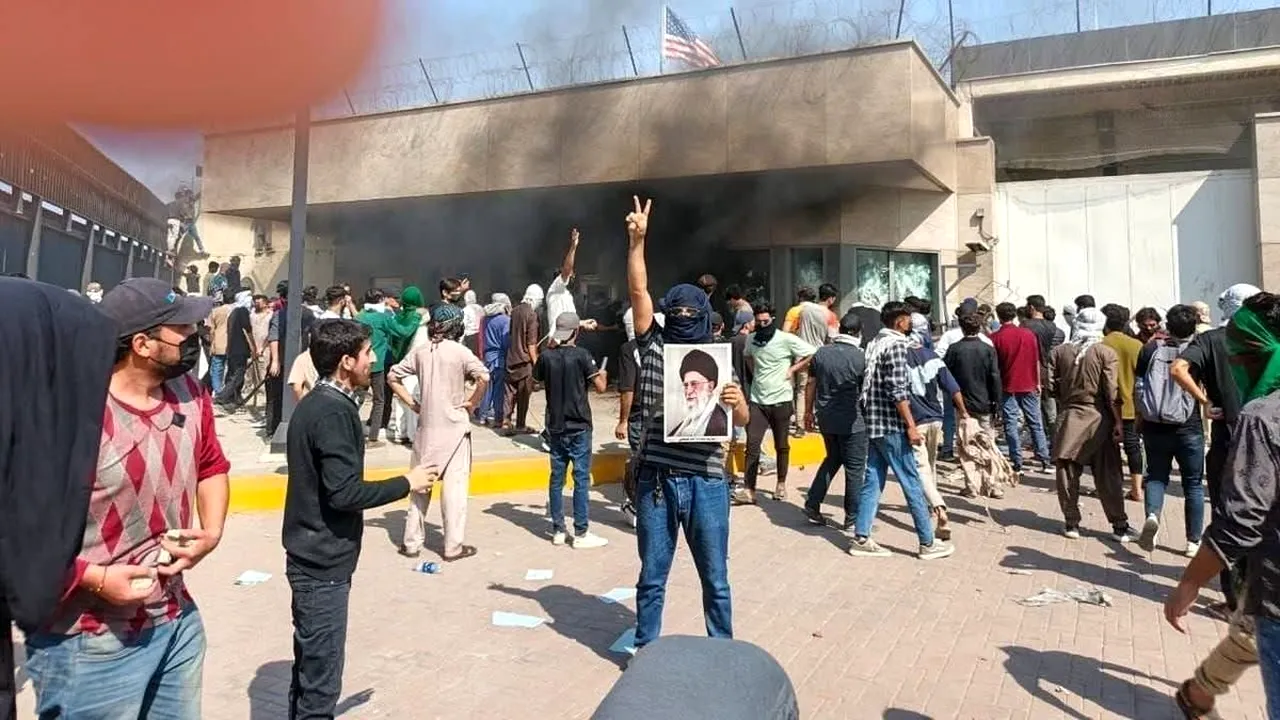 Ciocniri între susținătorii lui Khamenei și forțele de ordine, în fața consulatului SUA din Karachi, Pakistan. Cel puțin 9 morți și zeci de răniți