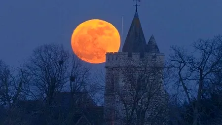 În acest weekend, LUNA se va afla la CEA MAI MICĂ distanță de Pământ. GALERIE FOTO. Cum a arătat anul trecut 