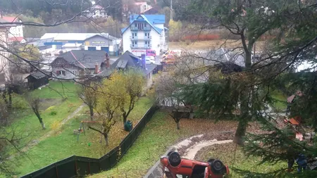Momente de coșmar pentru o șoferiță de 65 de ani: Femeia s-a răsturnat cu mașina și a ajuns în curtea unui localnic din Sinaia. VIDEO