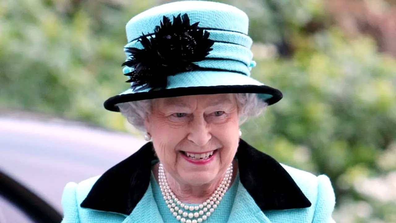 Apariție surprinzătoare alături de Regina Marii Britanii. Fosta actriță a dorit să facă impresie bună și a intonat „God Save The Queen
