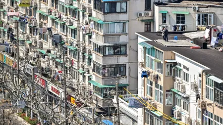 VIDEO | Milioane de chinezi din Shanghai își strigă disperarea pe la geamuri. Orașul este în lockdown total din cauza Covid-19 și mulți locuitori au rămas fără provizii