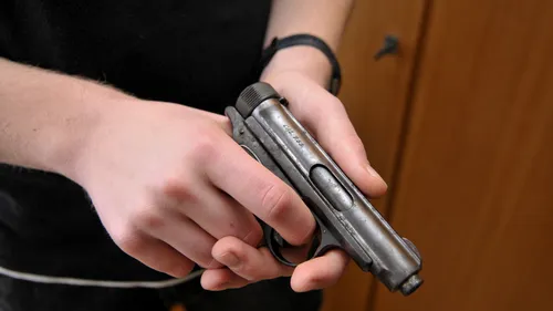 Doi adolescenți din Argeș au încercat să jefuiască o firmă folosind un pistol de jucărie