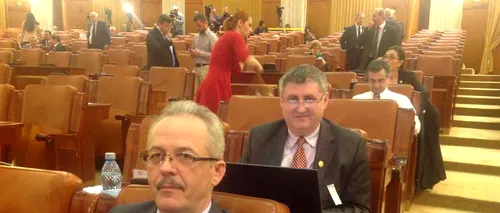 GALERIE FOTO. Mai mulți deputați ai PNL au venit azi în plen cu bonuri fiscale prinse în piept