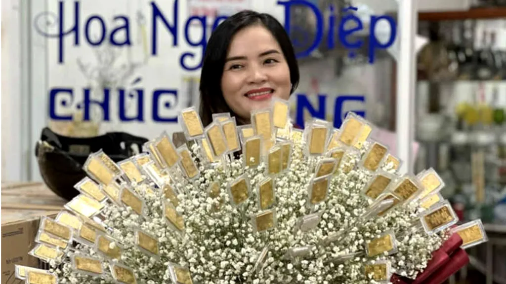 Un vietnamez i-a făcut cadou unei femei un buchet de ''flori din aur'' în valoare de peste 300.000 de dolari