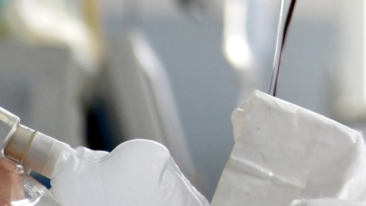 Fată de 14 ani în comă alcoolică la spital, după ce a pariat cu doi prieteni că bea mai mult ca ei