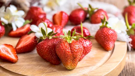 Cât costă kilogramul de căpșuni românești în piețe. Fructul autohton a ajuns un adevărat lux pentru mulți cetățeni