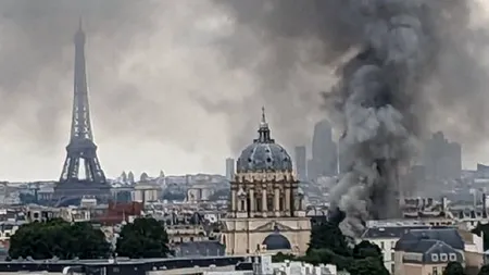 Incendiu devastator în apropierea catedralei Notre-Dame – Paris. Două corpuri de clădiri prăbușite. Deflagrația s-a produs la Academia Americană