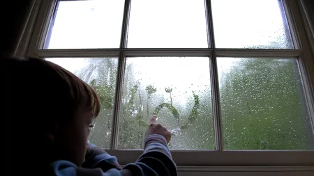 Copilașul de 2 ani snopit în bătaie de părinții săi pentru că „făcea mizerie în casă” va fi operat după ce nasul i-a fost fracturat