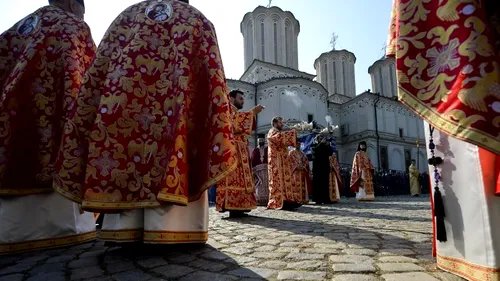 Scene incredibile într-o biserică din Buzău. Doi preoți s-au luat la bătaie din cauza unor bani strânși pentru reparații