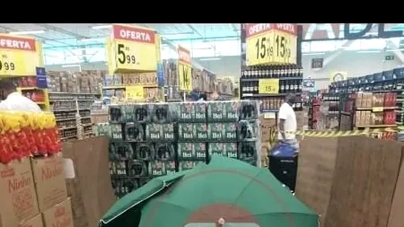 Scene de groază într-un supermarket! Un bărbat a murit, a fost acoperit cu umbrele și trupul i-a fost părăsit pe podea în timp ce oamenii și-au continuat cumpăturile - FOTO