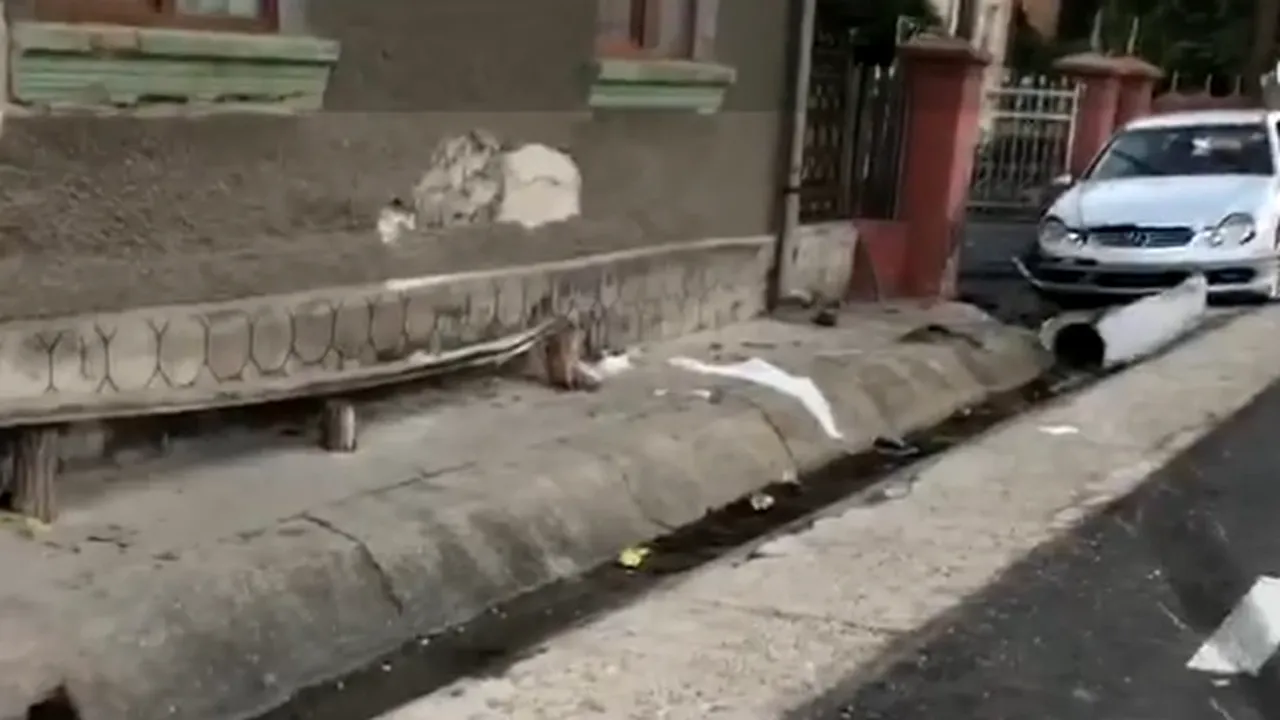 Un tânăr, fără permis, a intrat cu mașina într-o bancă de pe marginea drumului. Doi localnici au ajuns la spital