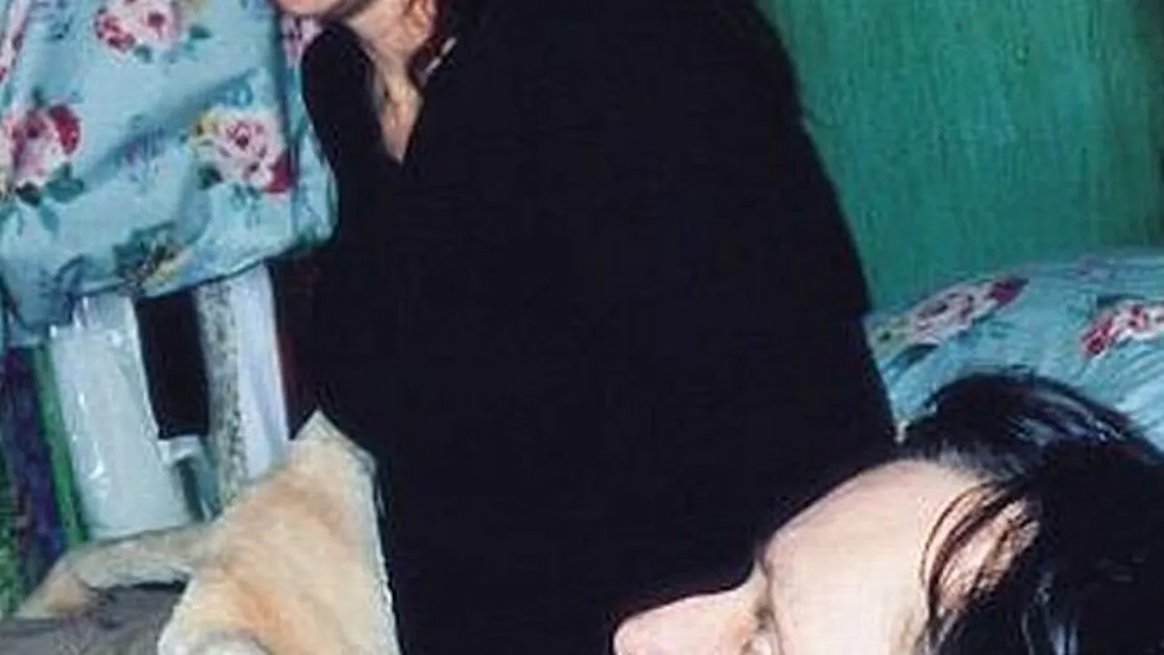 Cel mai ciudat fetiș din lume. Își fotografiază mama în cel mai intim moment