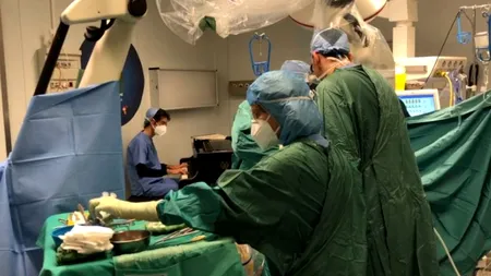 Un băiat a fost operat de cancer, pe acorduri de pian, timp de patru ore