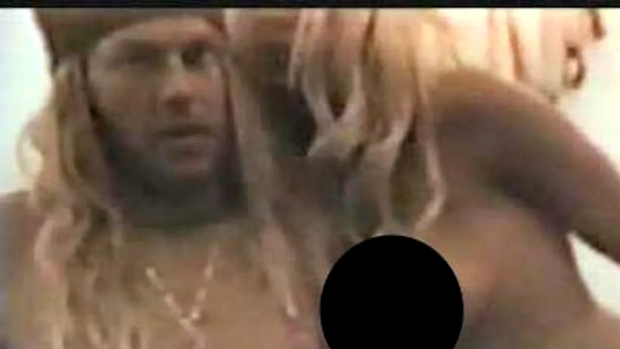 Pamela Anderson, criticată pentru pantalonii scurți pe care îi poartă