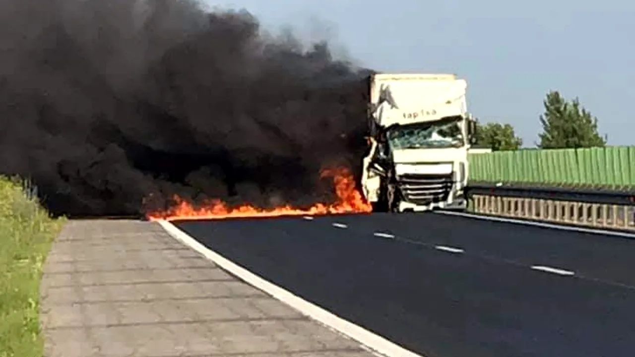 INCENDIU. Un TIR a fost cuprins de flăcări pe Autostrada Soarelui, după ce s-a ciocnit cu un alt camion. Traficul a fost restricționat