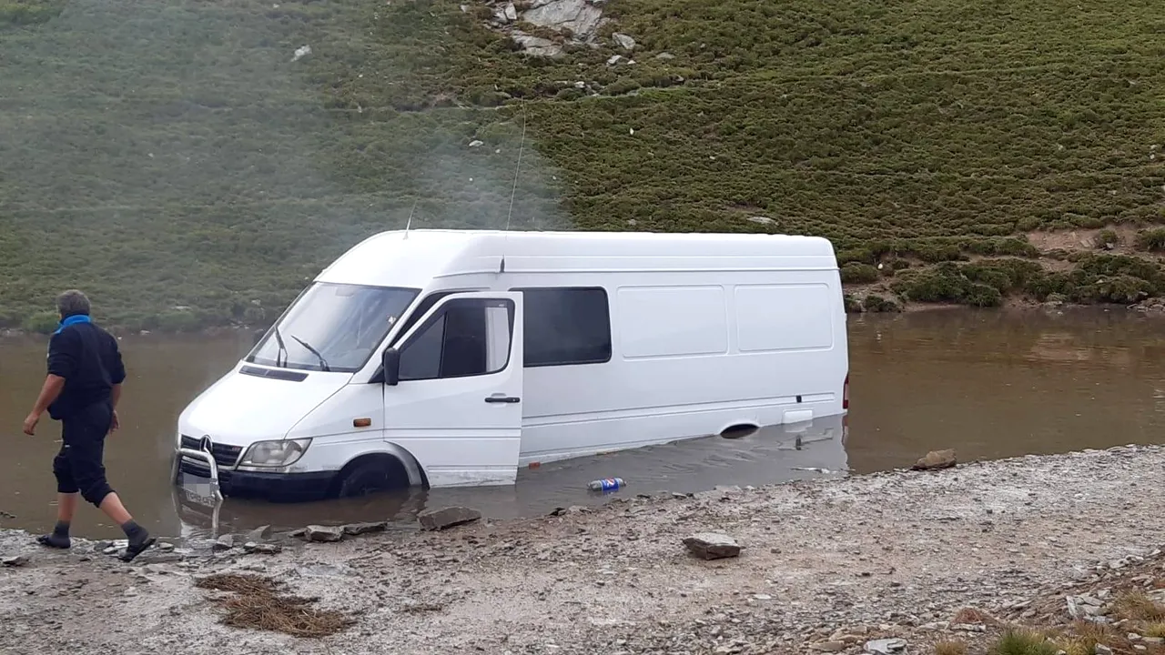 Microbuz cu turiști, blocat pe Transalpina, din cauza ploilor