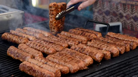 Centrul mobil de la Piața Obor, deschis începând de astăzi. Fiecare persoană imunizată va primi o porție de mici și o apă