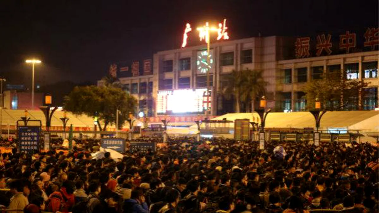 Aproximativ 100.000 de persoane, blocate într-o gară din cauza ninsorilor