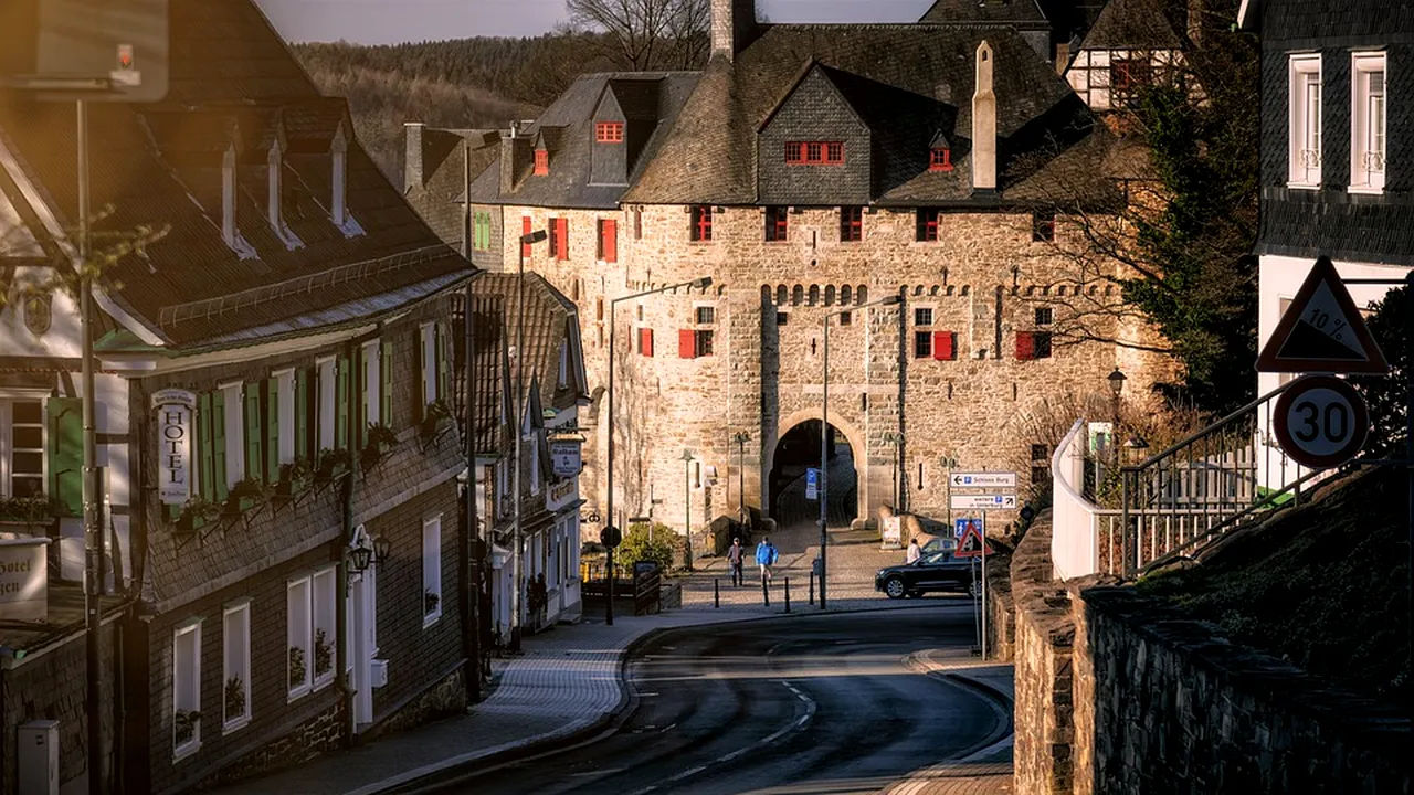 Un bărbat din Brașov și-a cumpărat o stradă în oraș. Primăria vrea să o răscumpere